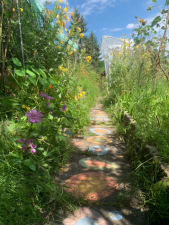Gartenweg der Natur- und Kulturschule in Wald ZH mit mineralischer Farbe bemalt